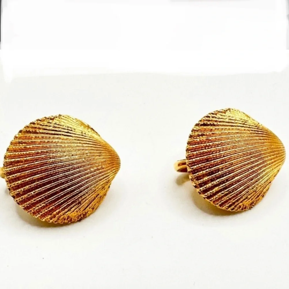 CROWN‎ TRIFARI GOLD TONE SEASHELL CLIP-ON EARRINGS